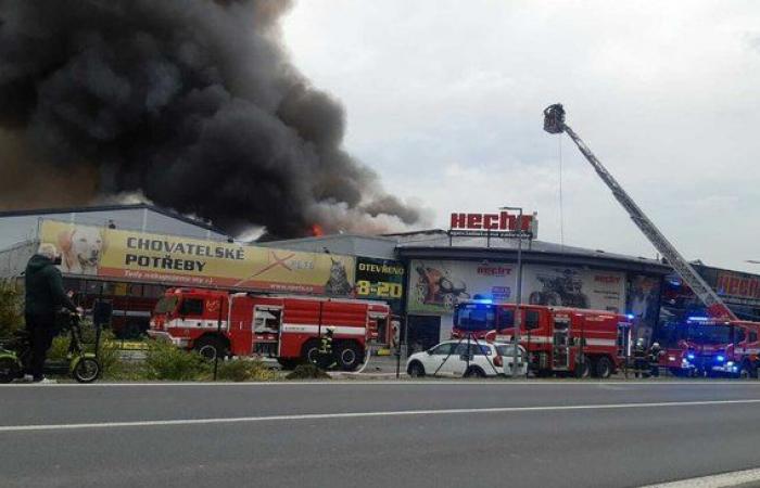 Huge fire in Tehovec near Prague: The Hecht garden center was on fire