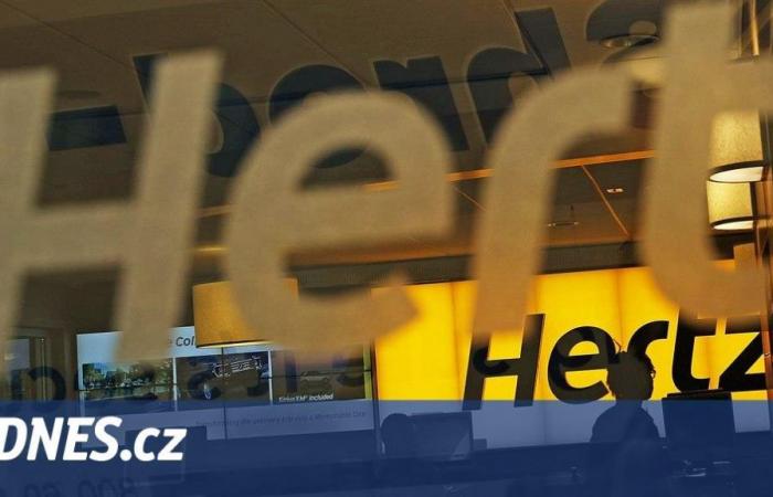 Shares of the Hertz car rental company fell to a record. Parting with Teslas is also to blame
