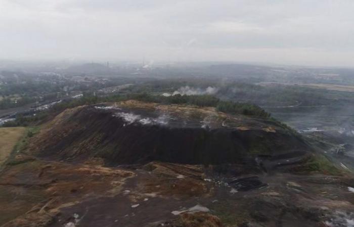 The toxic dump in Ostrava burns to a hazardous waste dump. The state is just watching