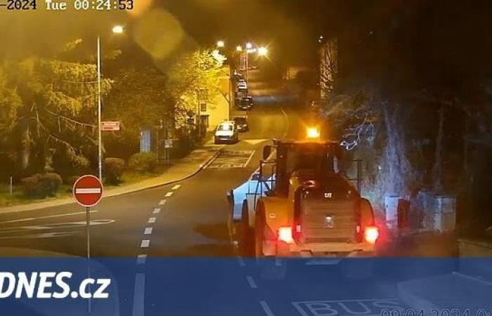 VIDEO: Police officers chased an excavator through the streets, a drunk driver drove to get cigarettes