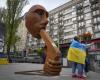 There is a new statue of Vladimir Putin in Kiev, with a pistol in his mouth, which he holds himself