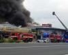 Huge fire in Tehovec near Prague: The Hecht garden center was on fire