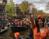 The participants of the king’s birthday celebrations did not estimate the capacity of the boat and took a bath in the Amsterdam canal