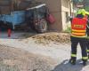 Serious tractor accident in Semilsko. The machine was pressed into the wall of the house, the police closed the road